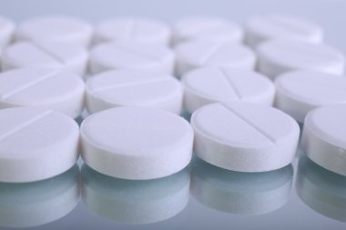 Beyaz arkaplanda izole edilmiş hapların kapsülünü kapat