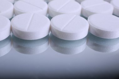 Beyaz arkaplanda izole edilmiş hapların kapsülünü kapat