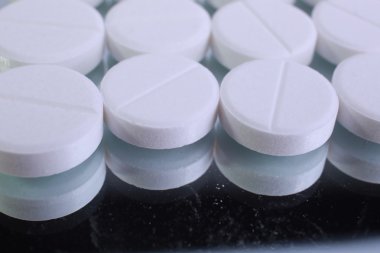 Beyaz arkaplanda izole edilmiş hapların kapsülünü kapat