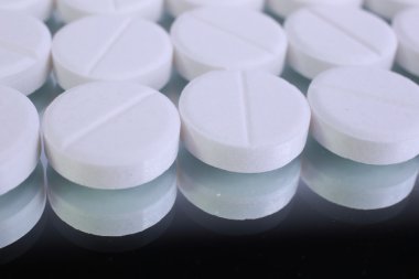 Beyaz arkaplanda izole edilmiş hapların kapsülünü kapat