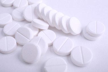 Beyaz arkaplanda izole edilmiş hapların kapsülünü kapat