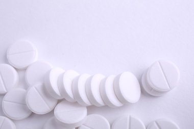 Beyaz arkaplanda izole edilmiş hapların kapsülünü kapat