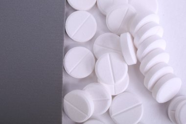 Beyaz arkaplanda izole edilmiş hapların kapsülünü kapat