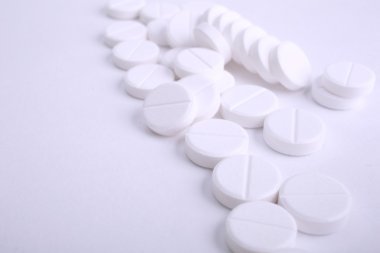 Beyaz arkaplanda izole edilmiş hapların kapsülünü kapat