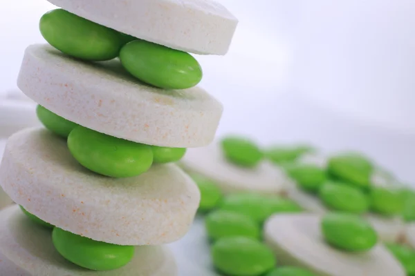 Beyaz arkaplanda izole edilmiş hapların kapsülünü kapat