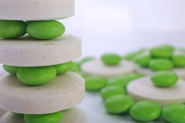 Beyaz arkaplanda izole edilmiş hapların kapsülünü kapat