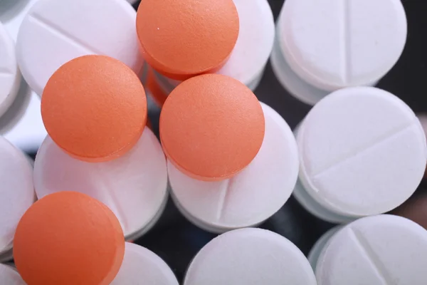 Красно-белые капсулы с таблетками — стоковое фото
