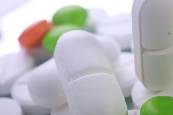 Beyaz arkaplanda izole edilmiş hapların kapsülünü kapat