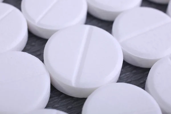 Beyaz arkaplanda izole edilmiş hapların kapsülünü kapat