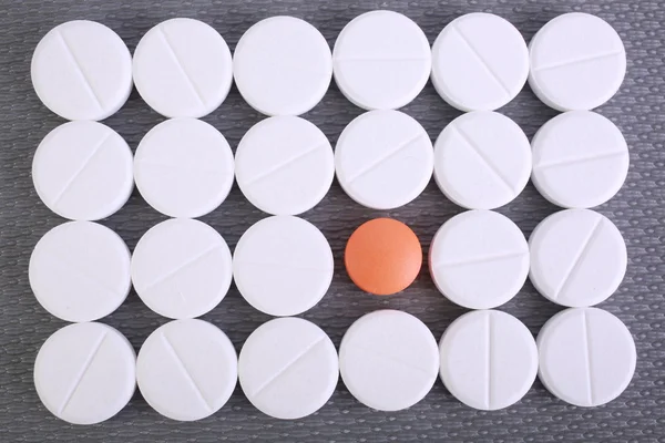 Kırmızı ve beyaz hap kapsül kazık