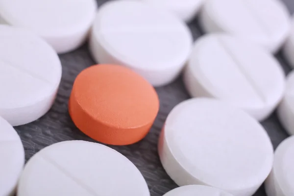 Kırmızı ve beyaz hap kapsül kazık