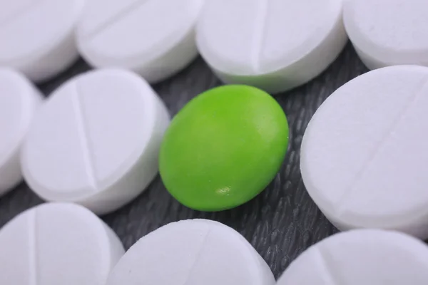 Kırmızı ve beyaz hap kapsül kazık