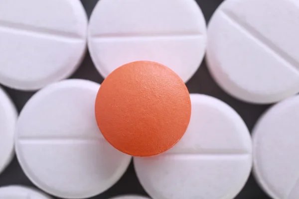 Kırmızı ve beyaz hap kapsül kazık