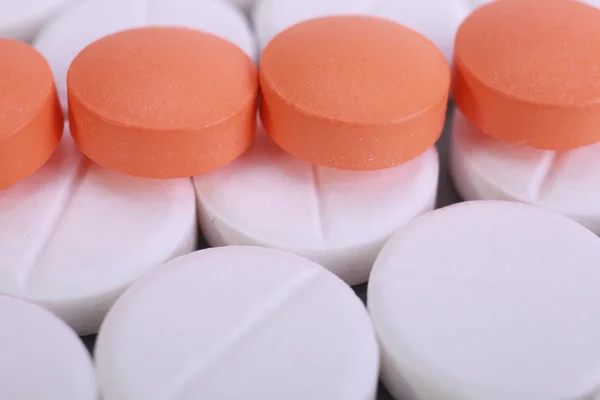 赤と白の錠剤カプセル杭 — ストック写真