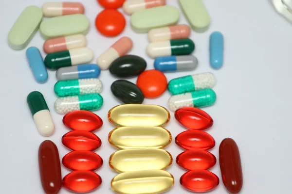Une pile de médicaments colorés comprimés - arrière-plan médical — Photo