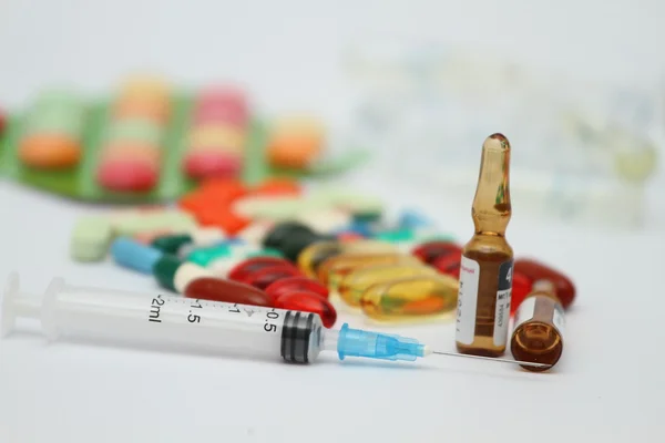 Um monte de comprimidos de medicamentos coloridos - formação médica — Zdjęcie stockowe