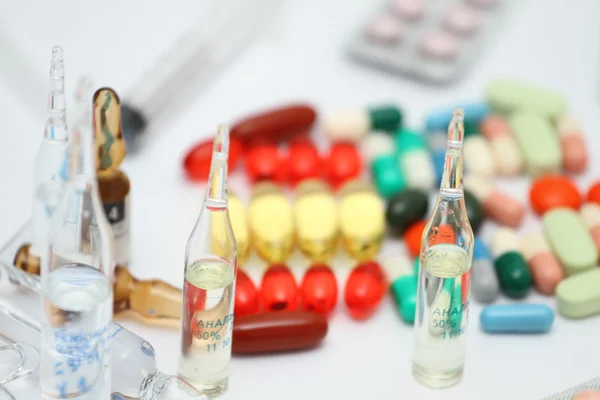 Red and white pill capsules pile — Stock Photo, Image