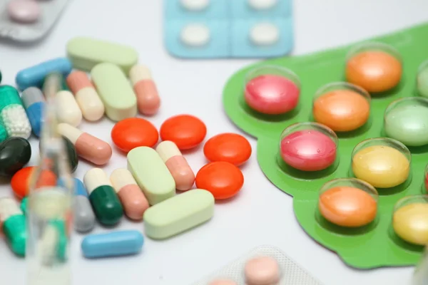 Kırmızı ve beyaz hap kapsül kazık