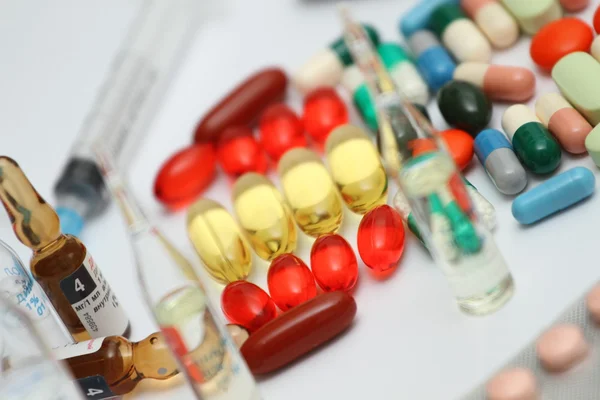 Red and white pill capsules pile — Stock Photo, Image