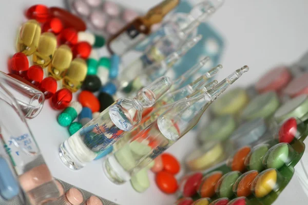 tabletler ve haplar, renkli arka plan