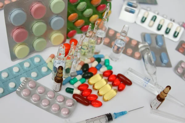 Tabletler ve haplar, renkli arka plan — Stok fotoğraf