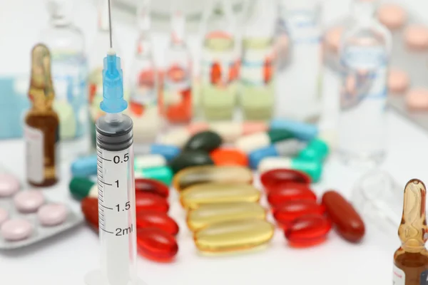 tabletler ve haplar, renkli arka plan