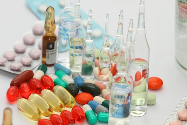 tabletler ve haplar, renkli arka plan