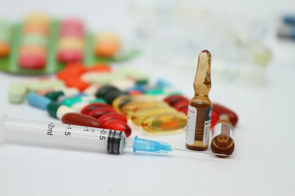 Een stapel van kleurrijke medicijnen tabletten - medische achtergrond Stockfoto