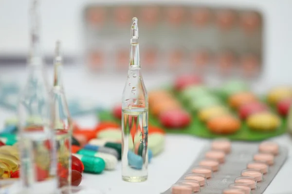 Een stapel van kleurrijke medicijnen tabletten - medische achtergrond Stockfoto