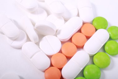 Beyaz arka plan üzerinde izole farklı hapları yığını