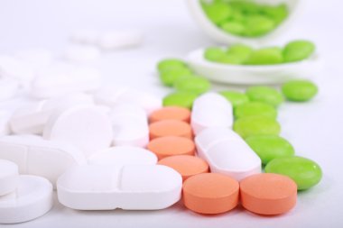 Beyaz arka plan üzerinde izole farklı hapları yığını
