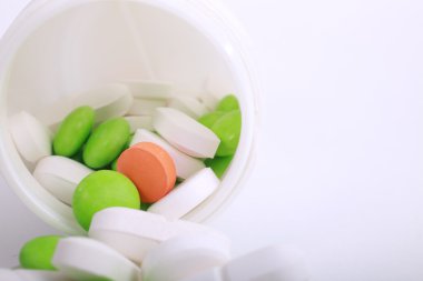 Beyaz arka plan üzerinde izole farklı hapları yığını