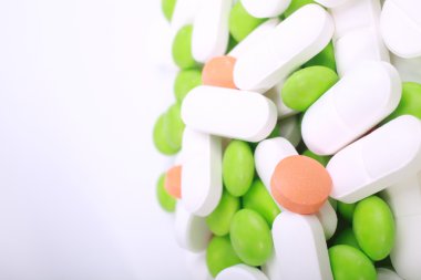 Beyaz arka plan üzerinde izole farklı hapları yığını