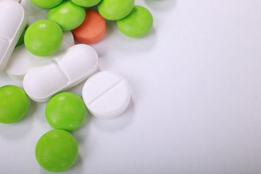 Beyaz arka plan üzerinde izole farklı hapları yığını
