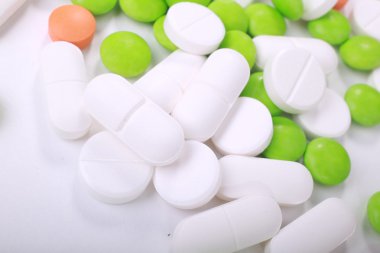 Beyaz arka plan üzerinde izole farklı hapları yığını