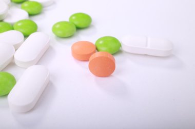 Beyaz arka plan üzerinde izole farklı hapları yığını