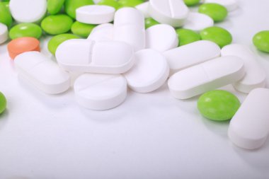 Beyaz arka plan üzerinde izole farklı hapları yığını