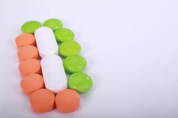 Beyaz arka plan üzerinde izole farklı hapları yığını