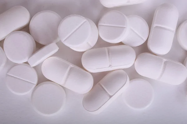 Beyaz arka plan üzerinde izole farklı hapları yığını