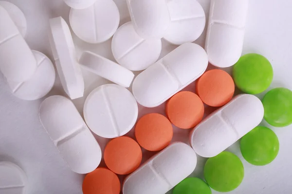 Pilha de diferentes pílulas isoladas no fundo branco — Fotografia de Stock