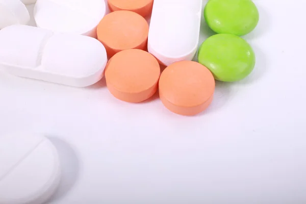 Beyaz arka plan üzerinde izole farklı hapları yığını