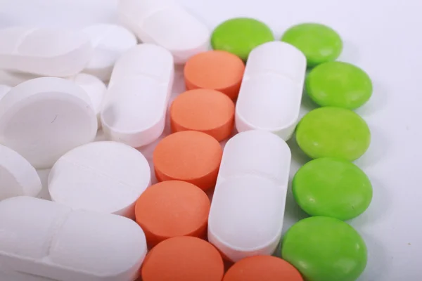 Lagring av forskjellige piller isolert på hvit bakgrunn – stockfoto