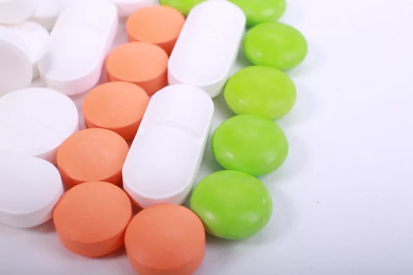 Stapel verschiedener Pillen isoliert auf weißem Hintergrund — Stockfoto