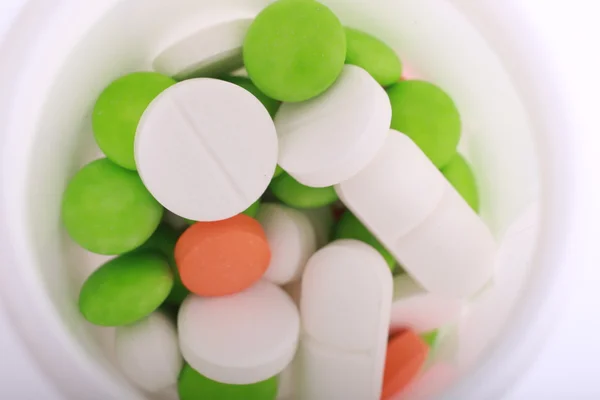 Beyaz arka plan üzerinde izole farklı hapları yığını