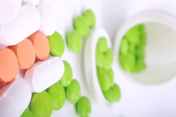 Beyaz arka plan üzerinde izole farklı hapları yığını