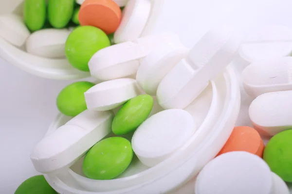 Beyaz arka plan üzerinde izole farklı hapları yığını