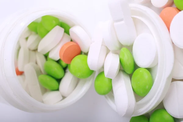 Beyaz arka plan üzerinde izole farklı hapları yığını