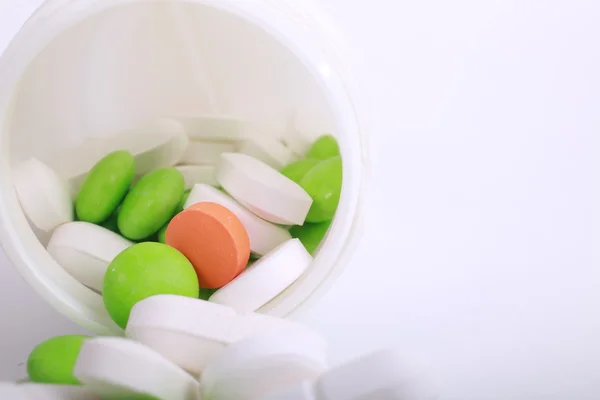 Beyaz arka plan üzerinde izole farklı hapları yığını