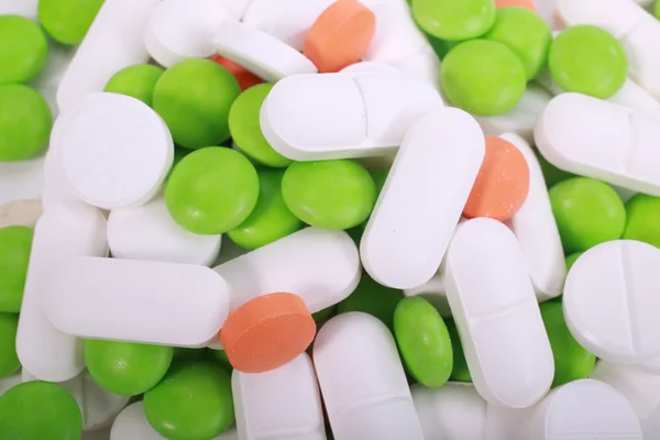 Beyaz arka plan üzerinde izole farklı hapları yığını