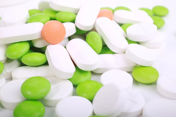 Стопка различных таблеток изолированы на белом фоне — стоковое фото